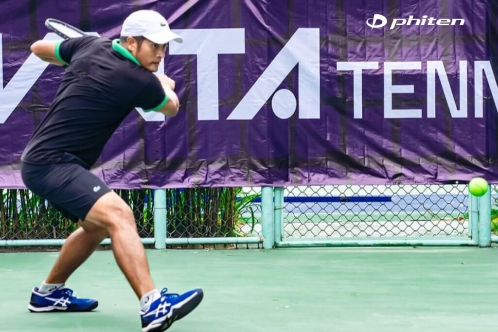 dồn trọng tâm lên chân sau khi chơi tennis