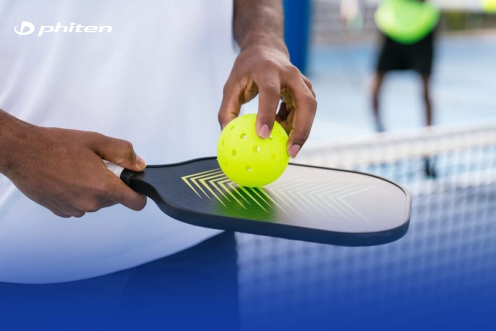 Cách tập pickleball tại nhà với các bài tập bổ trợ hiệu quả 5 tập lăn bóng trên vợt