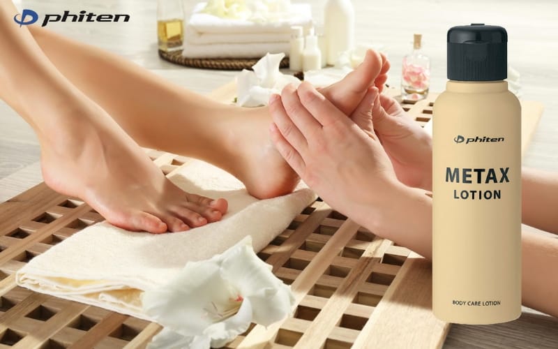 massage bàn chân với metax lotion